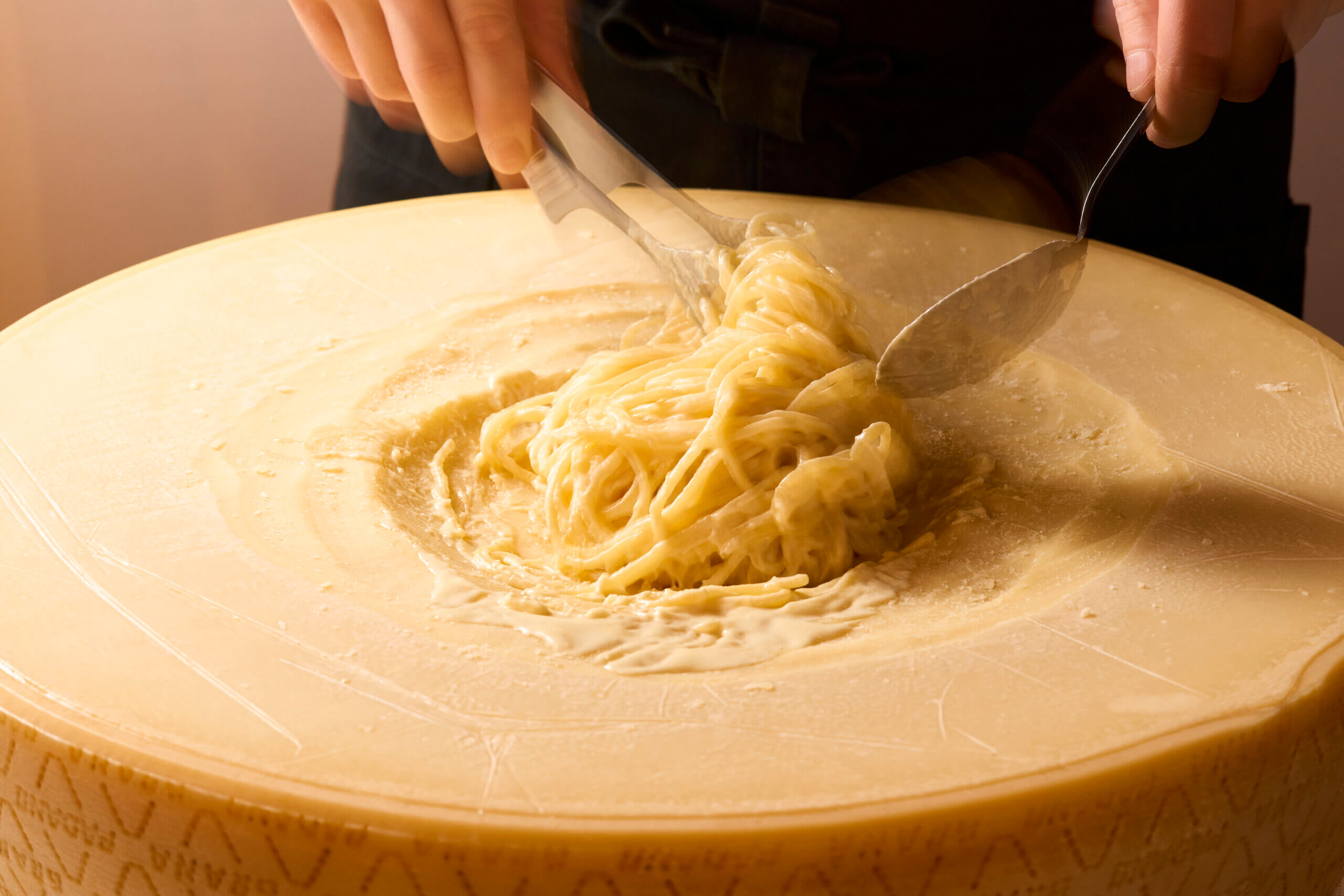 ワゴンに大きなチーズが登場！クリームパスタ