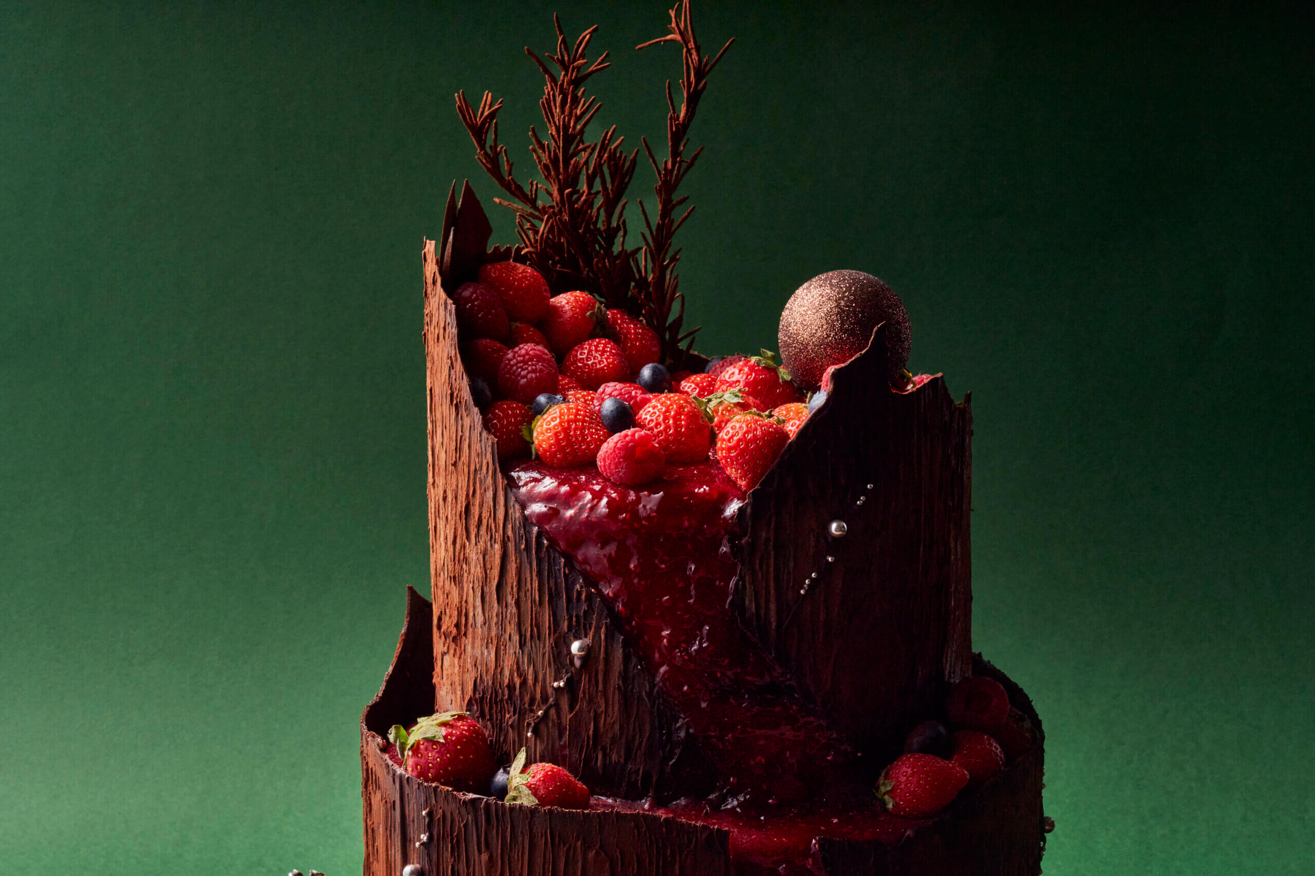 12月のウェルカムケーキは、クリスマスの定番<br>「ブッシュ・ド・ノエル」をイメージしたチョコレートケーキ