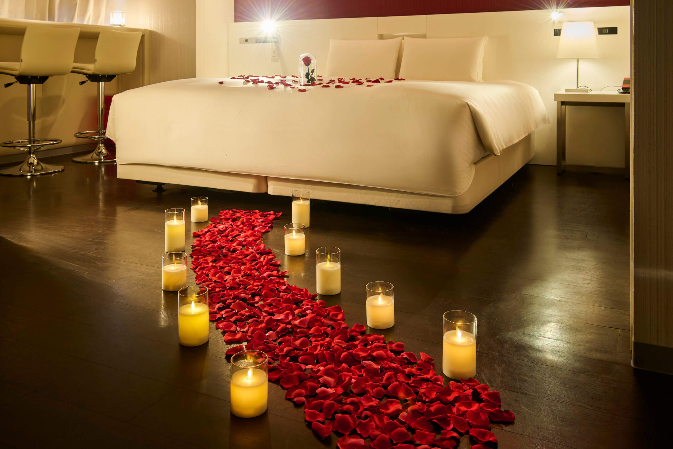 入口ドアからベッドへ続くキャンドルロード（イメージ）<br />
