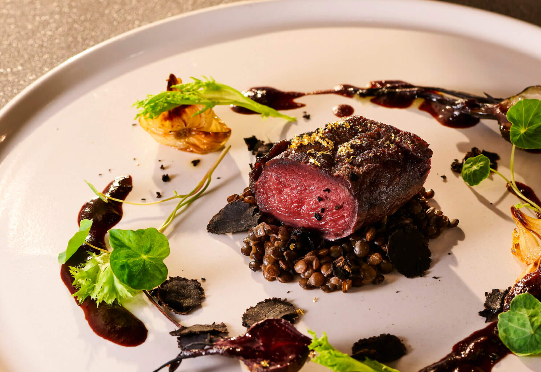 蝦夷鹿ロース肉のロティ ショコラとトリュフ香るソース・グランヴヌール