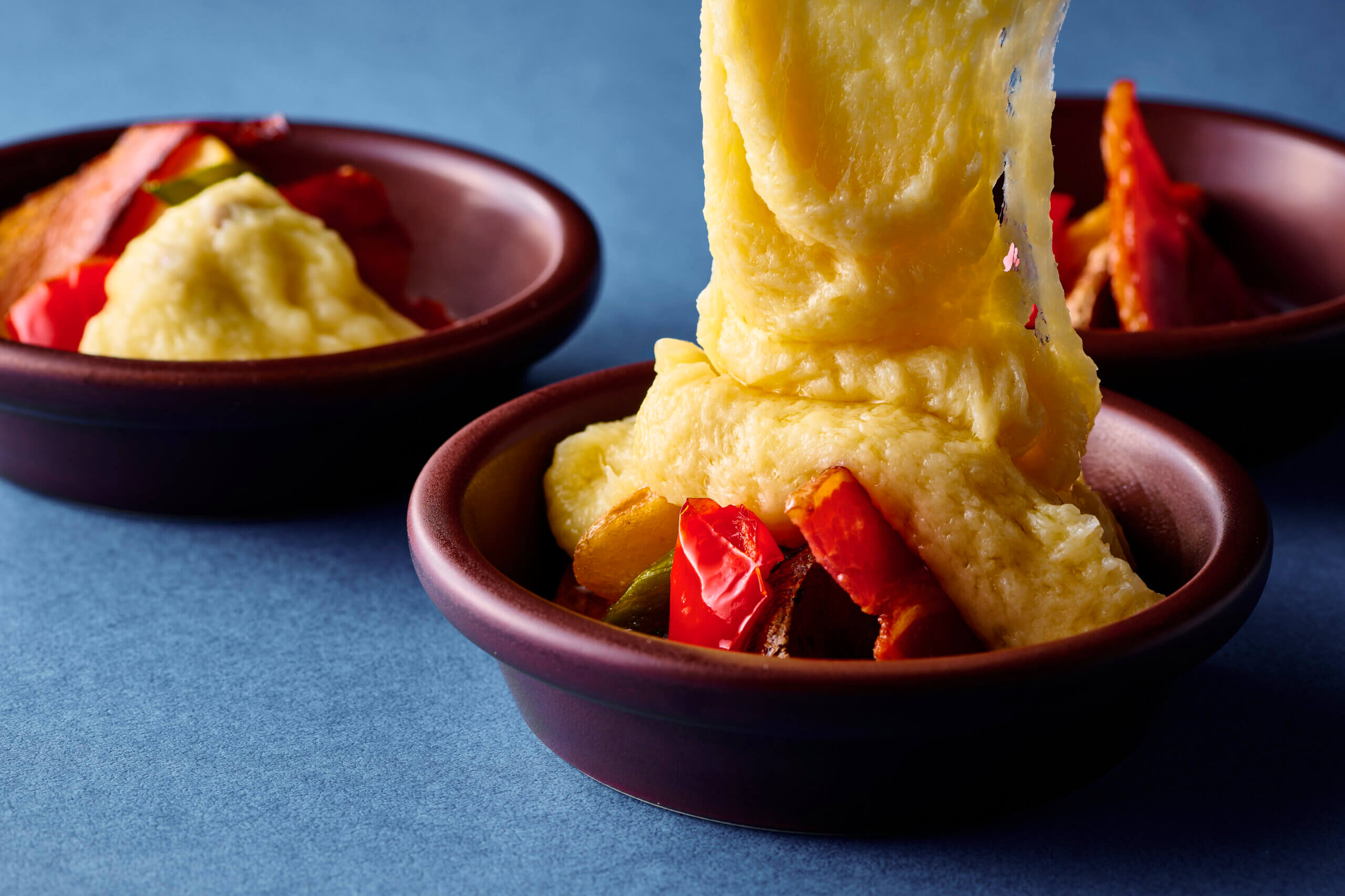 お好きな料理にチーズをのせるワゴンサービス(イメージ)
