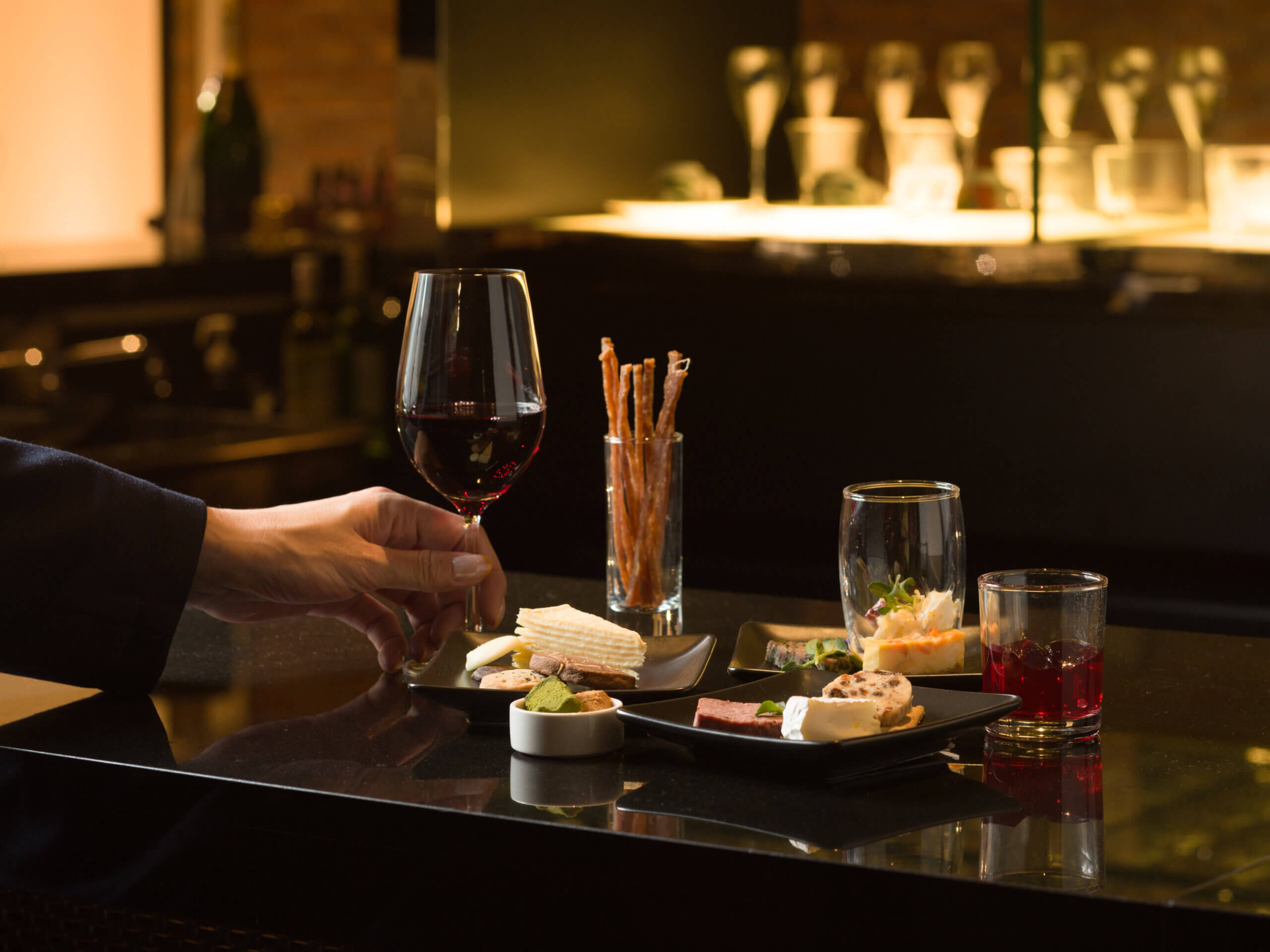 2F　meetloungeでは
お酒に合う加工品をご提供