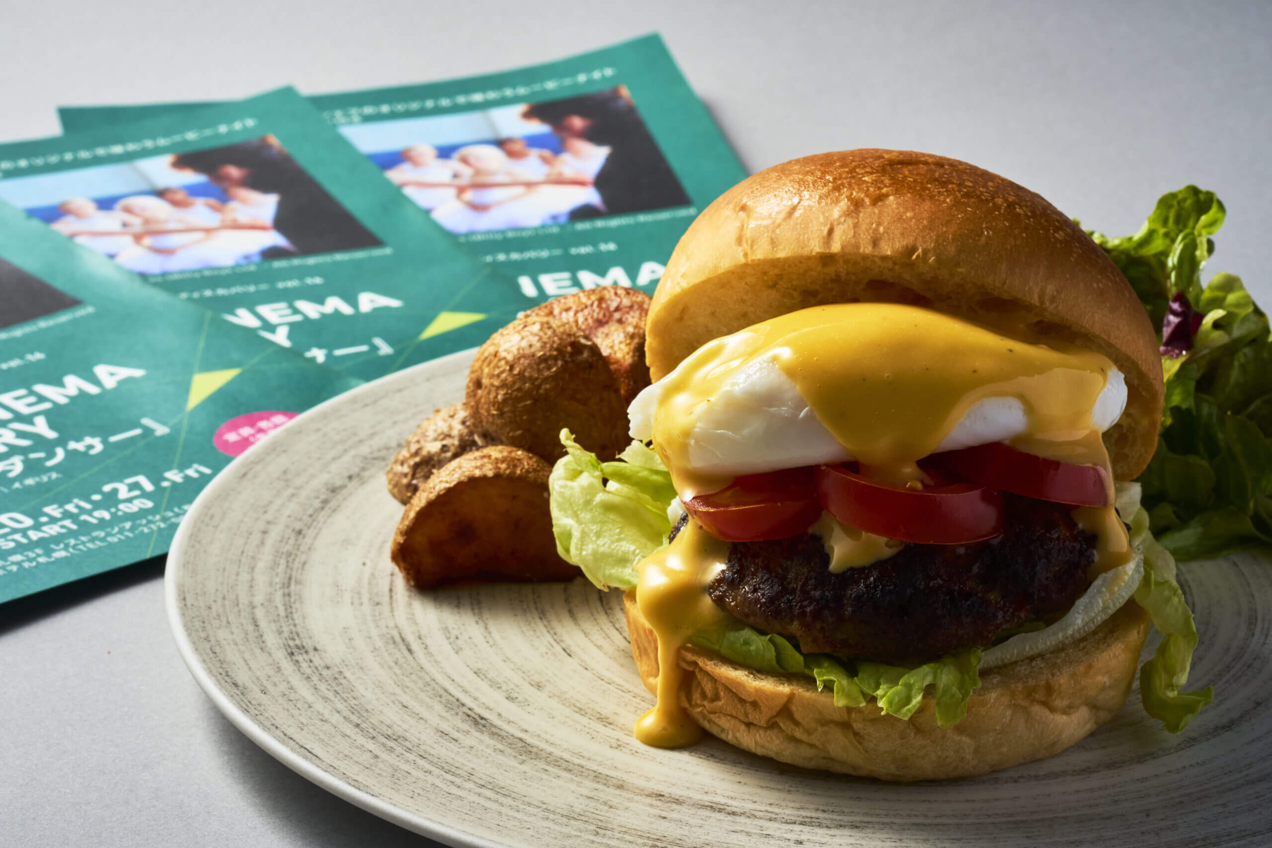 一部のメニューを先行公開。<br />
映画を彩る、70‘sブリティッシュロックの 『ハンバーガー』